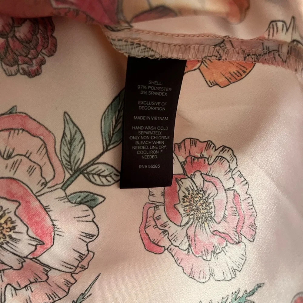 Express Pink Floral Blouse with V-neck Cap Sleeves - Picture 4 of 4
